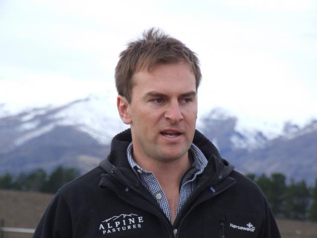 Sam Spiers, from Alpine Pastures, speaks to a group of Landcorp staff. Photo: Sally Rae.