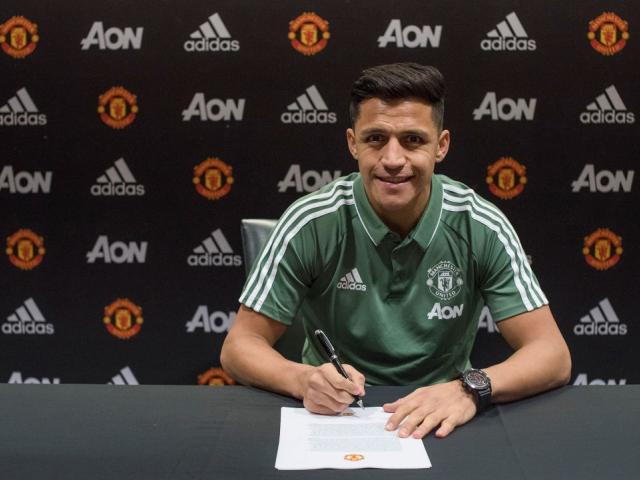 Alexis Sanchez signs with Manchester United. Photo: Getty Images