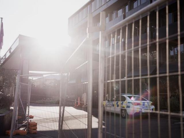  Police at a hotel being used as a managed isolation facility. Photo: RNZ /Dom Thomas 