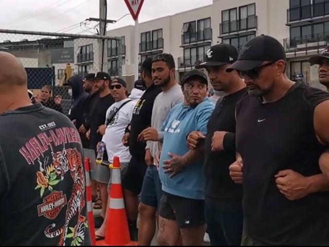 Supporters of Brian Tamaki blockade the road outside the Mt Eden Remand Centre. Image via NZ Herald 