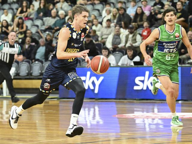 Ben Henshall drives against the Manawatu Jets earlier in the season. PHOTO: ODT FILES