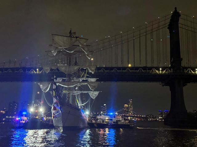 The ship's 45-metre&nbsp;masts were too tall to clear the arched&nbsp;Brooklyn Bridge&nbsp;at...