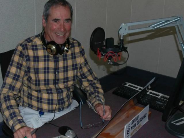 Garry Ahern finishes his last sports bulletin on Morning Report in 2015. Photo: RNZ