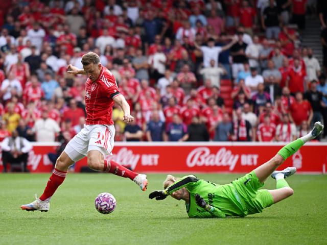Chris Wood of Nottingham Forest goes around goalkeeper Caoimhin Kelleher of Brentford to score...