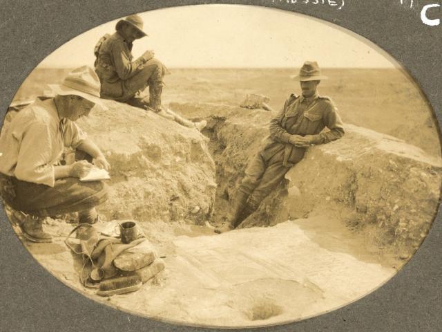 The sketcher at work, 1917. Photo: Hocken Photographs Collection, P1993-024-012C.