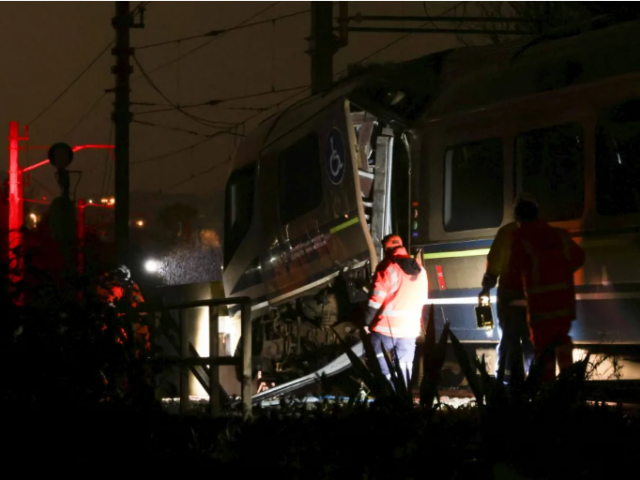 Engineers inspect the train last night. Photo: RNZ