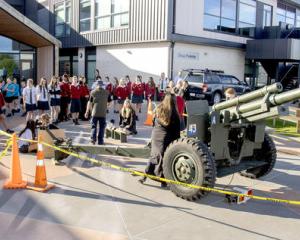 Skin Frances from the Christchurch RSA explains the workings of the 105mm Howitzer to students...