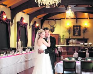 Alden and Mary Ellen Kwong, who were married at Larnach Castle. KELK PHOTOGRAPHY.