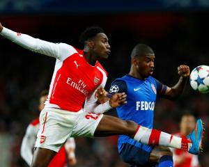 Arsenal's Danny Welbeck (L) and AS Monaco's Almamy Toure compete for the ball. Photo: Reuters /...