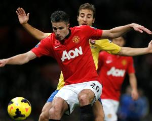Arsenal's Mathieu Flamini challenges Manchester United's Robin van Persie. REUTERS/Phil Noble