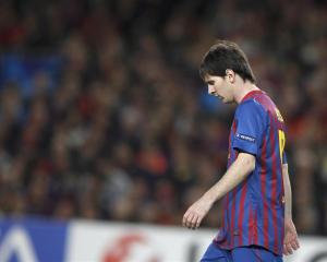 Barcelona's Lionel Messi reacts as the game slips away.     REUTERS/Stefan Wermuth