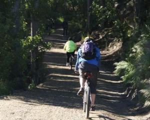 Cyclists explore the Roxburgh Gorge trail. Photo by Sarah Marquet.