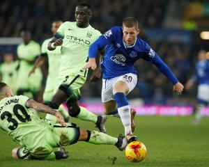 Everton's Ross Barkley tries to get past the Manchester City defence. Photo Reuters