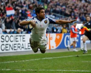 France's Wesley Fofana dives to score a try against Italy. REUTERS/Benoit Tessier