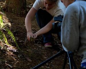 Jane Adcroft and Carla Braun Elwert with a tuatara. Photo supplied.