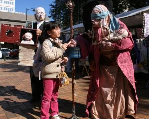Koumi Tanaka (7) of Tokyo, Japan, meets John Cohen-Du Four (left) and Sue Beasley from Tablo...
