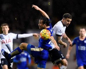 Leicester City's Shinji Okazaki (L) in action with Tottenham's Kyle Walker. Photo Reuters