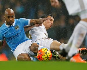 Manchester City's Fabian Delph (L) contests the ball with Swansea City's Jack Cork. Photo Reuters