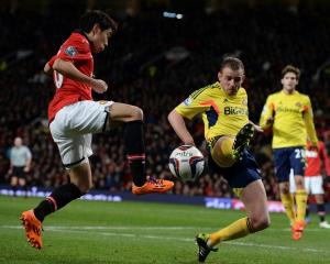 Manchester United's Shinji Kagawa (L) challenges Sunderland's Lee Cattermole. REUTERS/Nigel Roddis