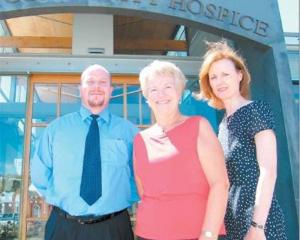 Otago Community Hospice funding and marketing co-ordinator Lyn Chapman (centre) joins with Public...