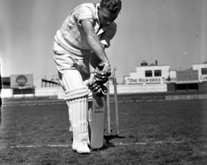 Sutcliffe scores 385 against Canterbury (1952)Bert Sutcliffe shows his impeccable defensive...