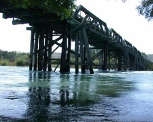 The northern portion of the twin bridges across the Waitaki River at Kurow. Photo by David Bruce.