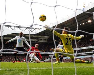 Wayne Rooney (C) scores a goal past Tottenham Hotspur's goalkeeper Hugo Lloris. REUTERS/Suzanne...