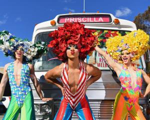 The tale of two drag queens and a transsexual, who take a road trip to the Australian Outback to...