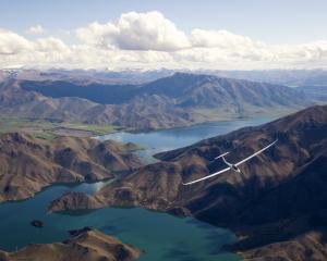 Soaring over Lake Benmore. Photo Credit: MARTY TAYLOR/GLIDEOMARAMA.COM 
