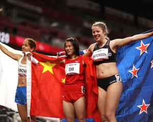 Danielle Aitchison (right) with winner Shi Yiting (centre) and Elena Ivanova. Photo: Getty Images 