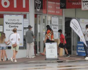 The wait for vaccines outside a Balmoral, Auckland centre today. Photo: NZ Herald 