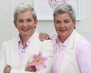 Lynda and Jools Topp are both receiving treatment for breast cancer. Photo: Supplied