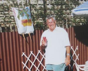 Uncle Colin and his ingenious method for growing carrots. You just cut off what you need for...