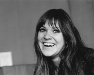 American singer and songwriter Melanie Safka poses on March 20, 1971. Photo: Getty Images
