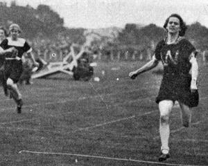 M. Swinburne (Wellington, right) wins the 100 yards ladies’ handicap at the NZ Amateur Athletic...