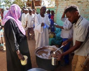 Volunteers distribute food to residents and displaced people in Omdurman, Sudan. PHOTO: REUTERS