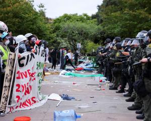 Students and police face-to-face at the University of California, Irvine. PHOTO: REUTERS