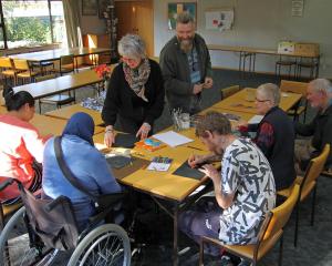 Offering pointers to artists at last week’s Creative Wellbeing Session at the Balclutha Creative...