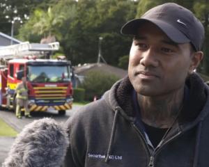 Jonathan Asafo sounded his car horn to try to alert occupants to the fire. Photo: RNZ / screenshot