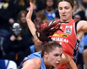 Taylah Simmons of the Southern Hoiho gets passed Mainland Pouakai Morgan Yaeger during the Womens...