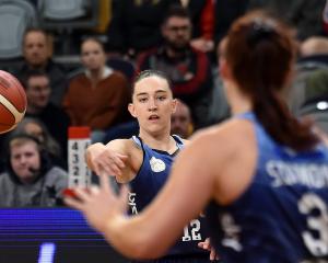 Southern Hoiho Lillian Dart passes the ball to Yaylah Simmons during their destruction of...