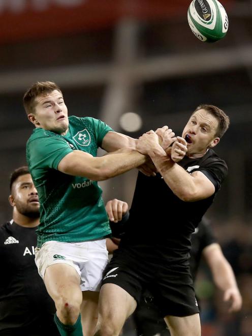 Jacob Stockdale and Ben Smith contest the high ball. Photo: Getty Images 