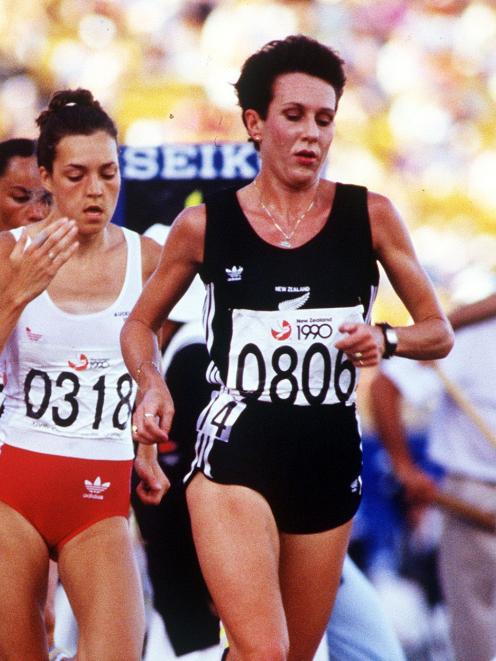 Anne Audain leads the field in the women’s 10,000m final at the 1990 Commonwealth Games in Auckland.