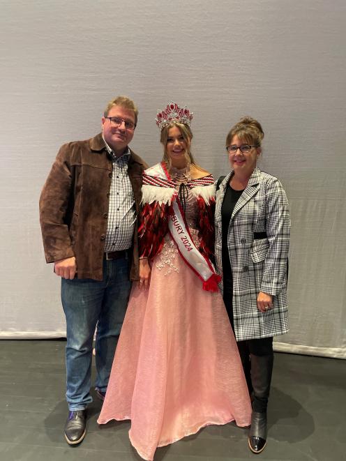 Paige Sullivan flanked by her dad Matthew and mum Gabrielle. Photo: Supplied
