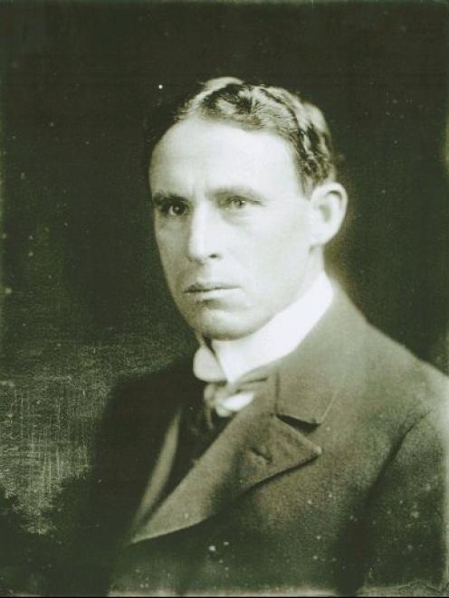 A pre-war portrait of Malcolm Ross. Photo from the Alexander Turnbull Library.