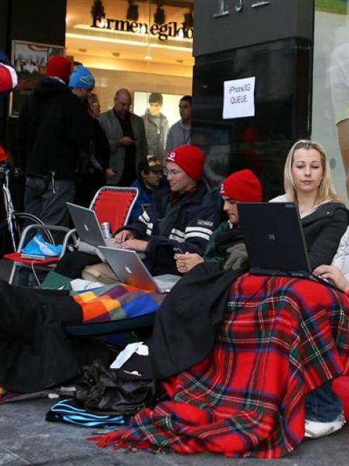 People continue to line up as Vodafone get set to start selling Apple's new iPhone 3G at one...