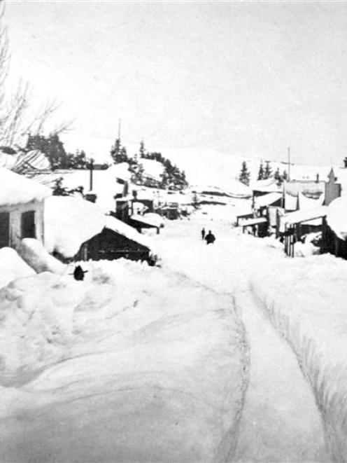 One of the main streets of Naseby after the recent heavy snowfall. - Otago Witness, 22.7.1908.