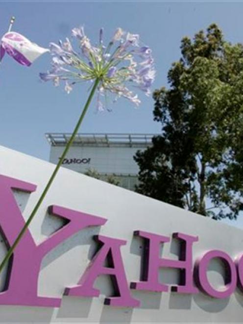 Microsoft Corp. threw its weight behind investor Carl Icahn's effort to oust Yahoo Inc.'s board...