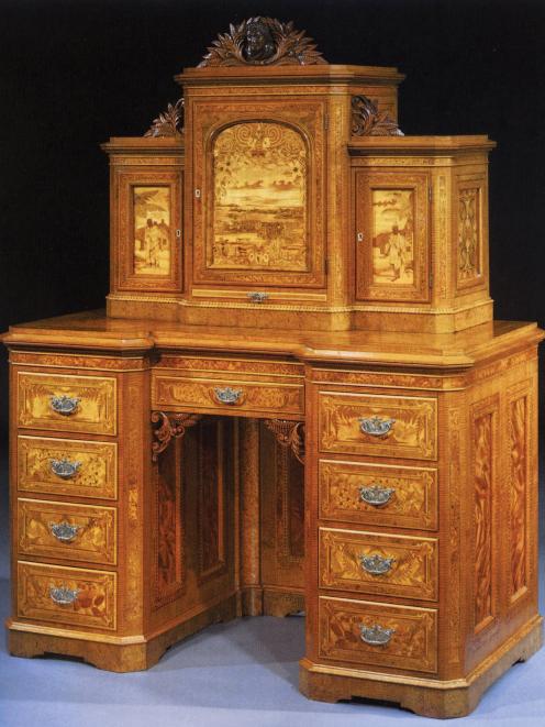 Cabinet presented to David Limond Murdoch, Inspector of the Bank of New South Wales in New...