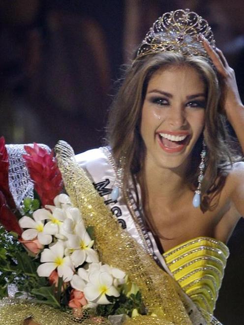 Dayana Mendoza, Miss Venezuela reacts after winning the Miss Universe 2008 beauty pageant in Nha...